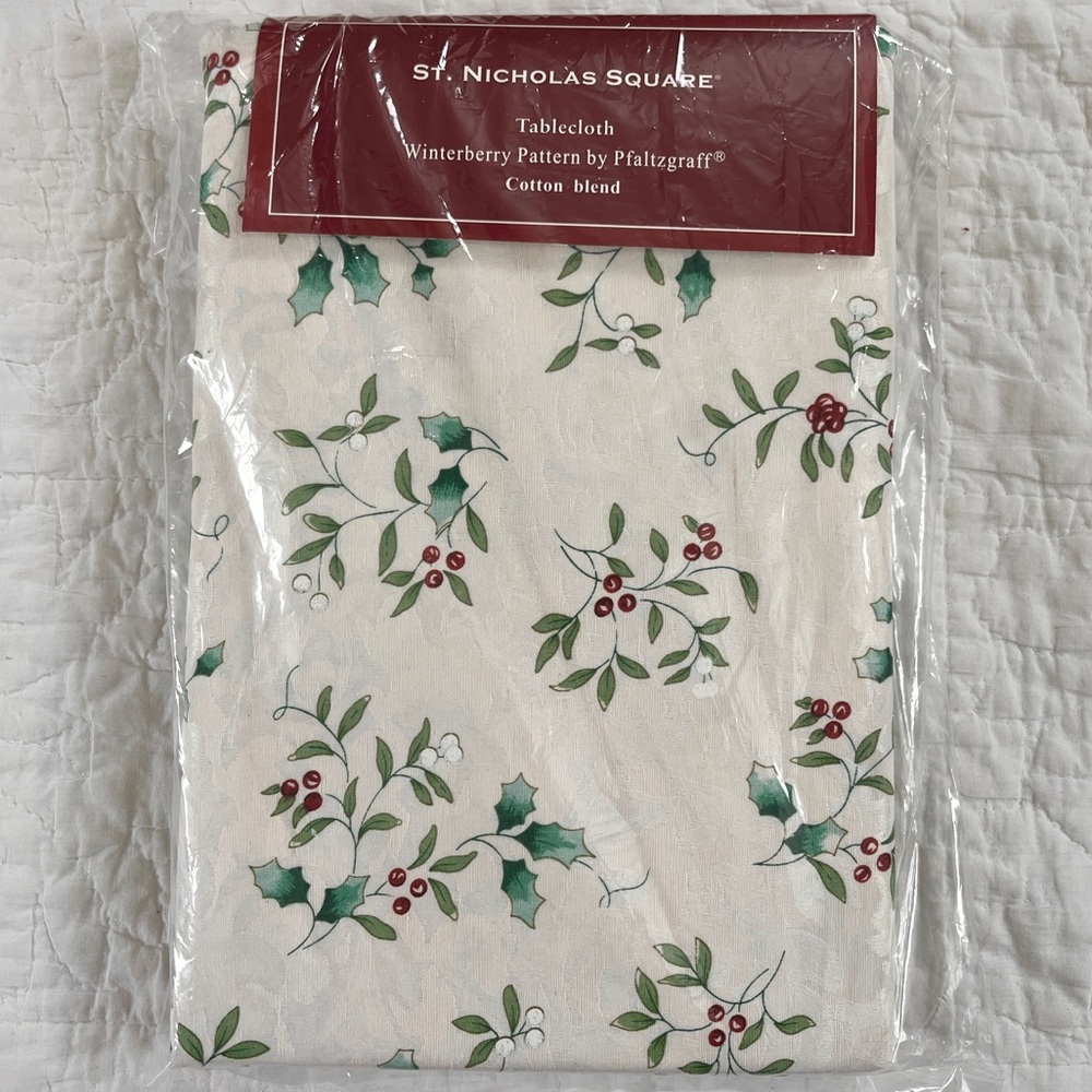 Pfaltzgraff Winterberry Fabric Tablecloth Holly Berry 60 x 102 Oval New w/ Flaw